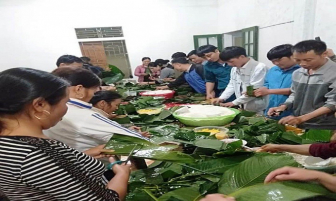 Người dân Nghệ An thức thâu đêm nấu bánh chưng gửi vùng tâm lũ